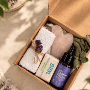 Kit Amor Propio BIOL: sérum facial, gua sha, jabón y toalla facial en caja decorativa